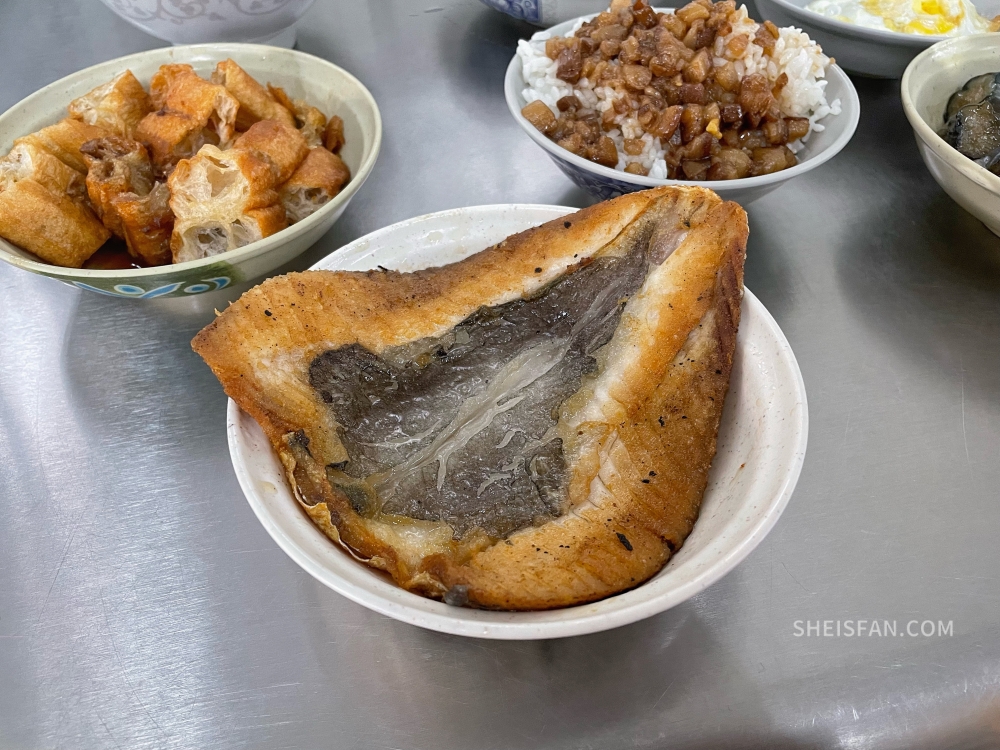 【台南美食】王氏魚皮｜必吃新鮮虱目魚湯、海鮮鹹粥，在地老店滿滿人潮